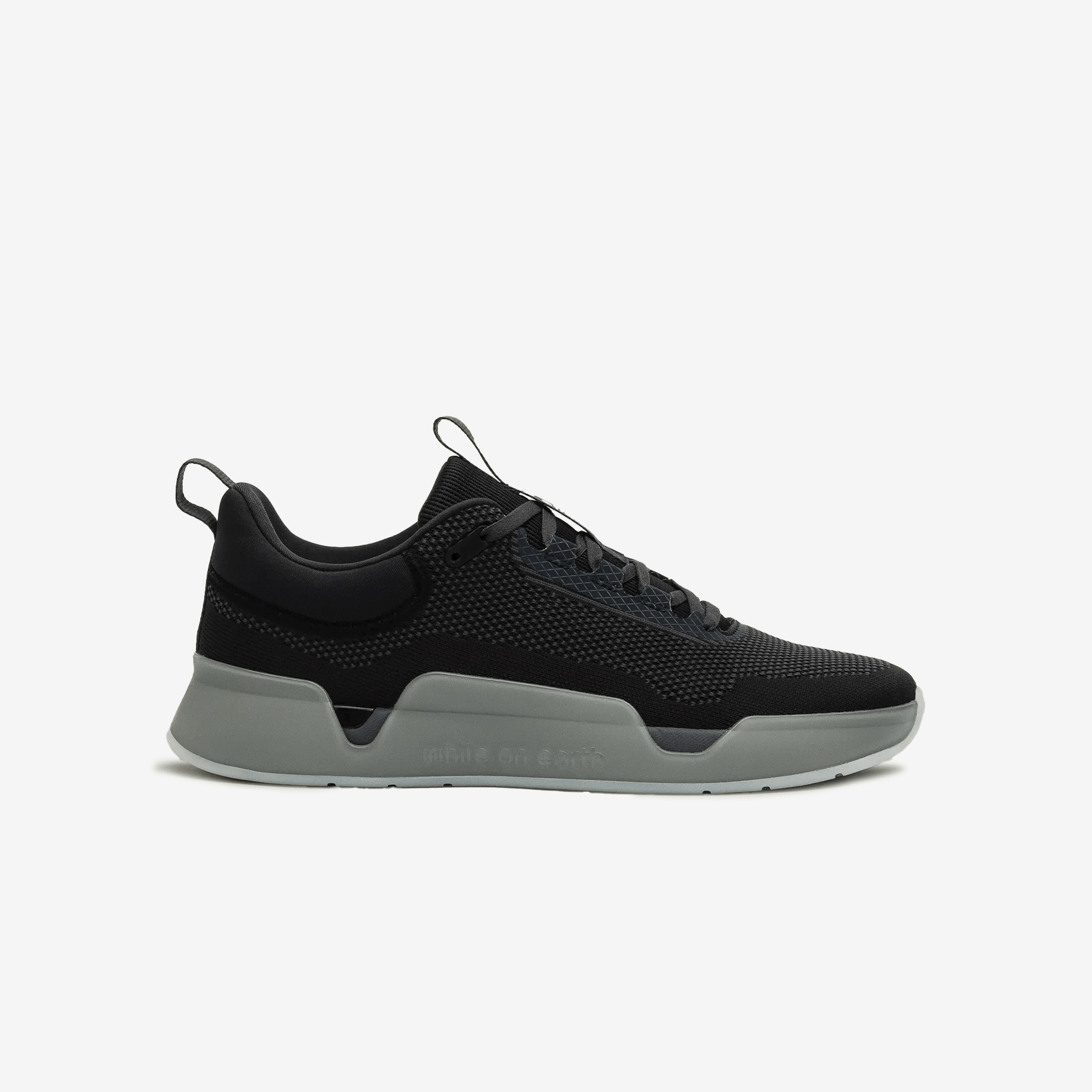 WHILE ON EARTH MOVE TRAINER FTN-black/moon
