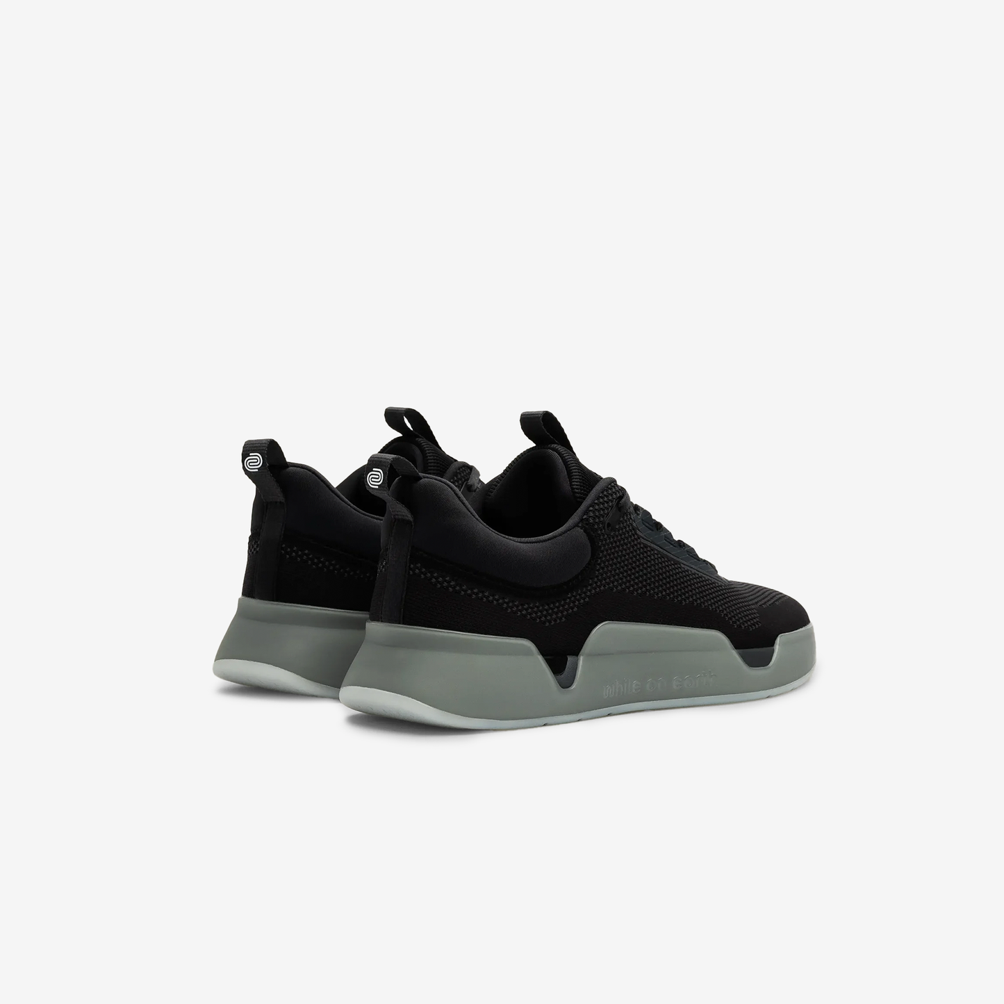 WHILE ON EARTH MOVE TRAINER FTN-black/moon