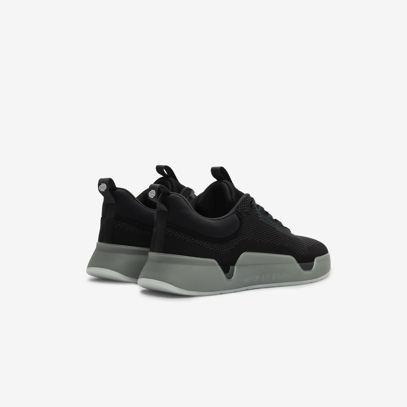 WHILE ON EARTH MOVE TRAINER FTN-black/moon
